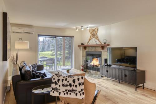 Mont-Tremblant Ski Chalet | Cozy Chalet on the 9th Hole La Bête Pool Golf