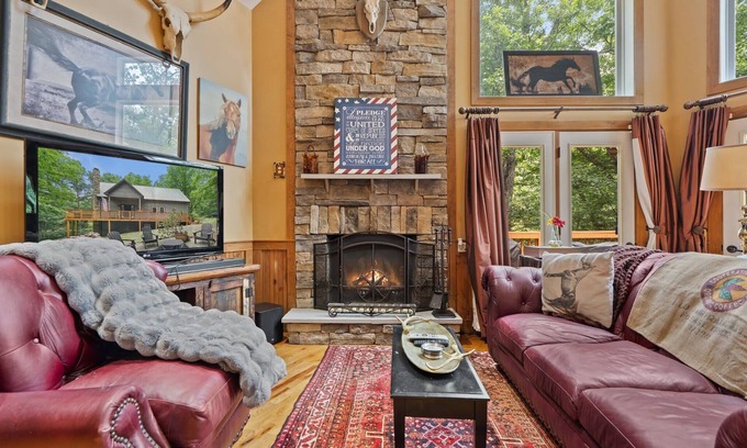 Mount Jackson Cabin | Cozy Chalet w Hot Tub, Loft, Fire Pit & Grill