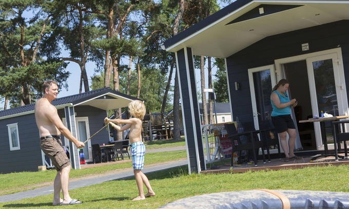 Reutum Ski Chalet | Cozy chalet with a dishwasher in a holiday park in Twente