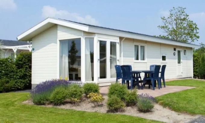 Breskens Ski Chalet | Cozy chalet with a combination microwave