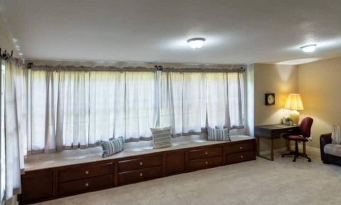 Fort Smith House | Cozy & Cheerful 4 Bedroom Home Near Downtown