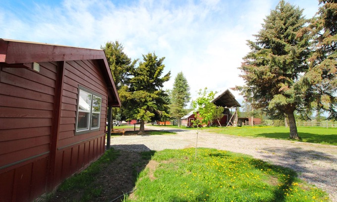 Whitefish Cabin | Cozy cheerful cabin in great location