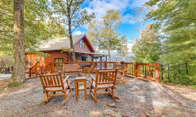 Hidden Lake Cabin | Cozy Cherry Log Cabin w/Hot Tub & Mountain Views!