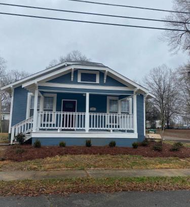 Tupelo House | Cozy Chestnut Cottage- Downtown favorite!