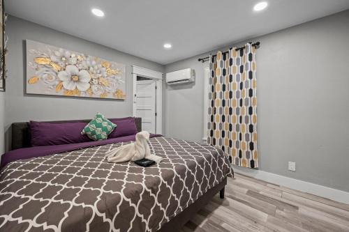 Houston Heights Apartment | Cozy & Chic Apt King Bed -Free Parking