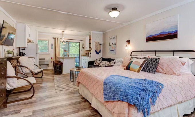 Lake Lure Condo | Cozy-Chic Lake Lure Studio Rumbling Bald Resort Access!