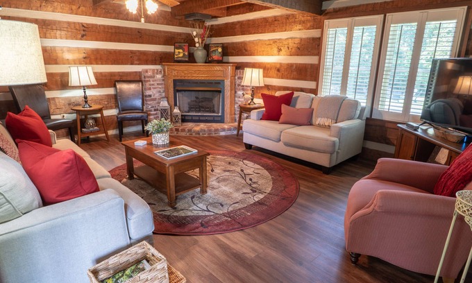 Donelson House | Cozy & Chic Rustic Retreat-Luxury Log Home ❤️ Near Downtown, Opry and Much More♫