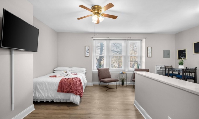 Spruce Hill Apartment | Cozy City View Apartment