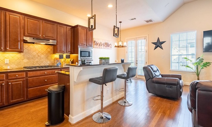 Central Southwest House | Cozy, clean and pet friendly townhome in Houston 3 bedroom near med ctr