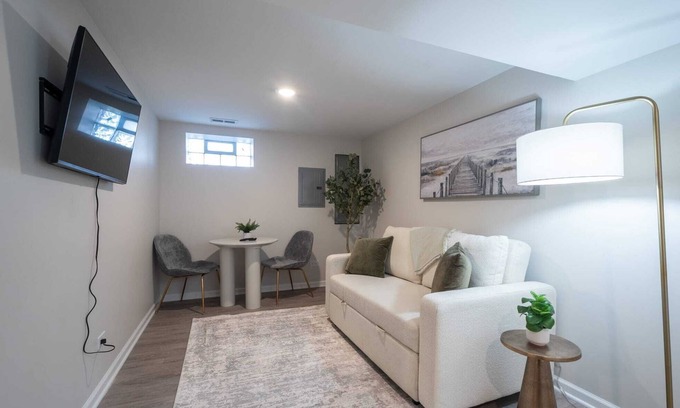 West Ridge Apartment | Cozy Clean Chicago Apartment Free Street Parking Near Downtown Washer & Dryer