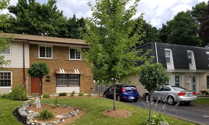 Woodstock House | Cozy, Clean, Quiet Townhouse Central to Desirable Cities.