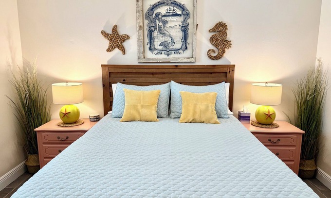 Tropic Cottage | Cozy, Coastal Cottage in Art District