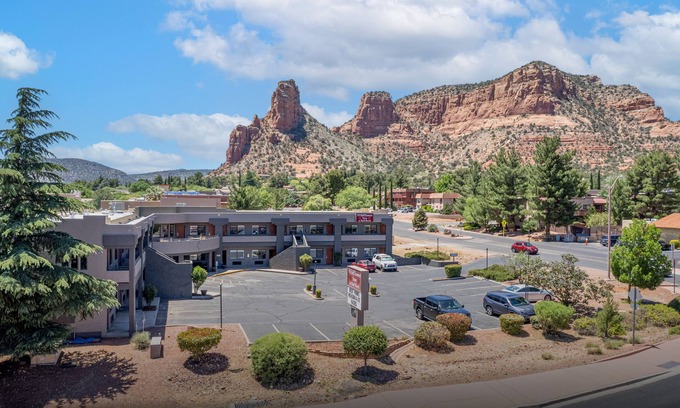 Sedona Hotel | Cozy Comfort Queen Room Near Bell Rock Mountain - Family Retreat