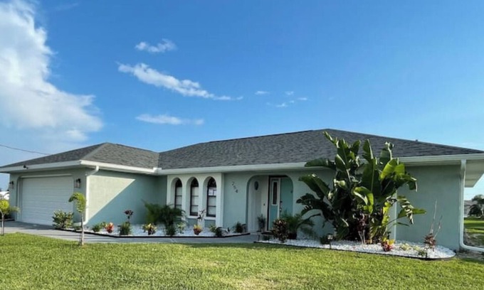 Pebble Beach House | Cozy, Comfortable, 4/2 Pool and Canal Viewnn