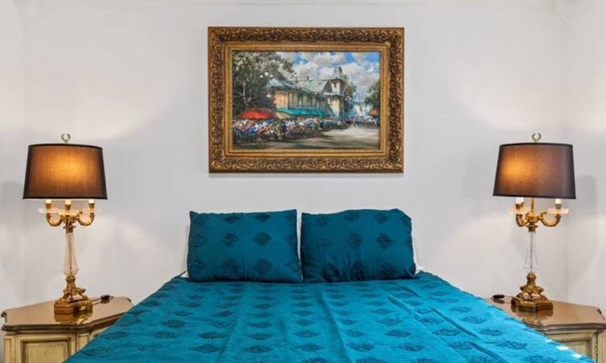 Oak Lawn Apartment | Cozy Comfortable Classic Oaklawn Apartment
