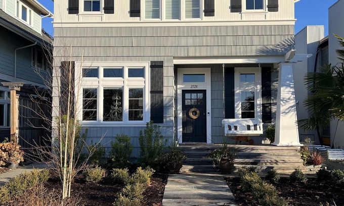 Alki House | Cozy, comfortable, luxury 4+ BR home 1 block to Alki Beach! CENTRAL AIR!