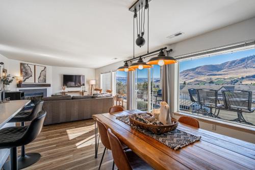 Chelan Apartment | Cozy Condo in Chelan with Balcony & Views