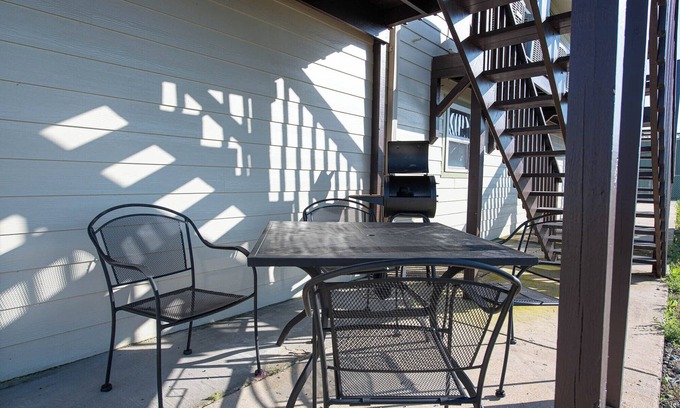 Intracoastal City Condo | COZY CONDO Right by BOAT LAUNCH—Fisherman’s Paradise—1 hr to Lafayette!