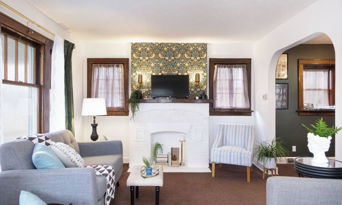 Akron House | Cozy, Convenient Getaway 3Bd2Ba dog-friendly home in wonderful Akron, OH