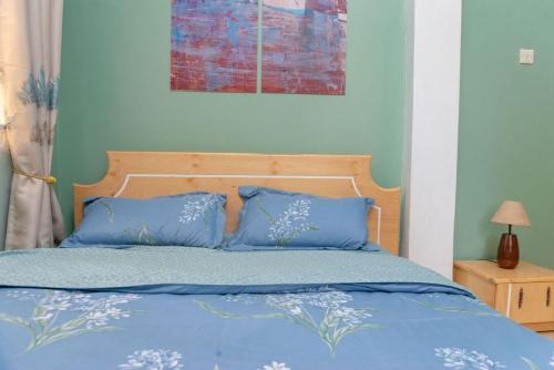 Kampala Apartment | COZY COOL ,WIFI 6 MINS WALK TO ACACIA MALL