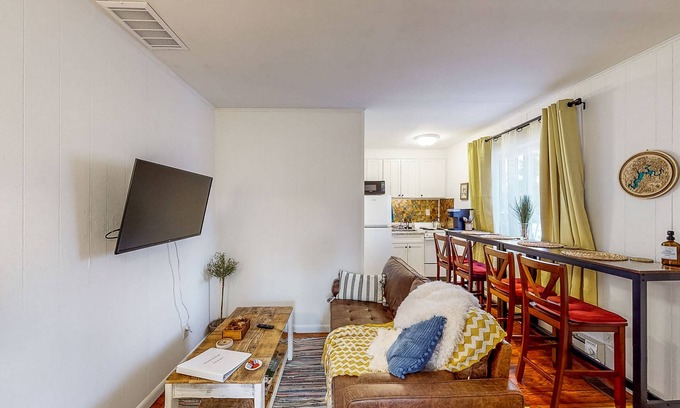 Bloomington House | Cozy corner apt in conveniently located fourplex - near downtown, university