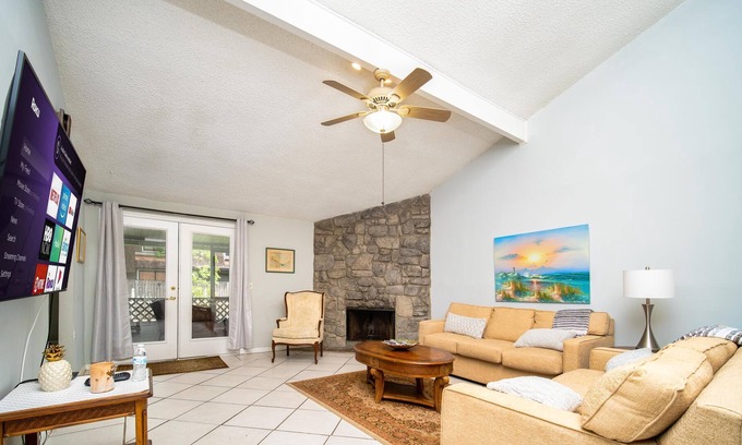 Southside House | ~Cozy Corner Casa Sleeps 9 Screened Patio~
