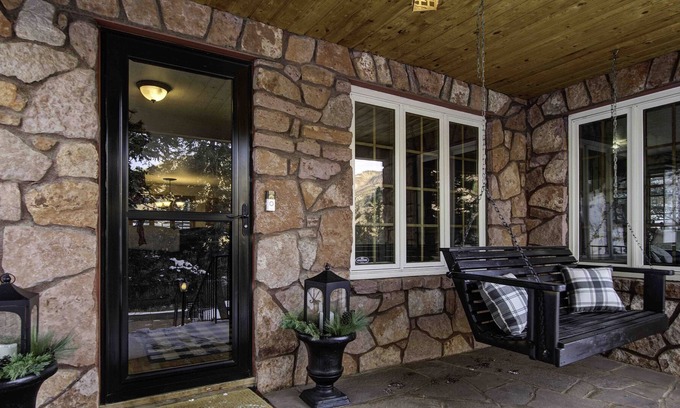 Cascade-Chipita Park Cottage | Cozy Cottage Sleeps 8 With Huge Patio and Hot Tub