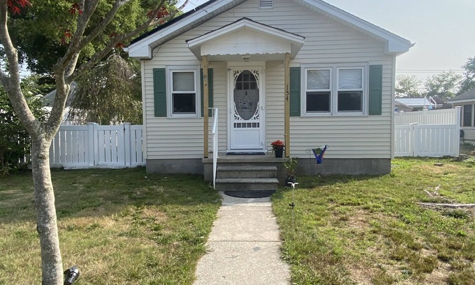 Villas Cottage | Cozy cottage 1 & a half blocks from bayside beach! Near dining, golf, dining.