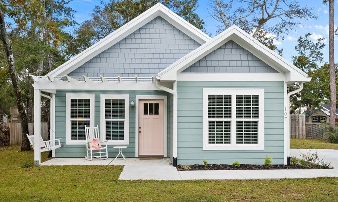 Tranquil Harbour Cottage | Cozy Cottage 10 min walk to the beach!
