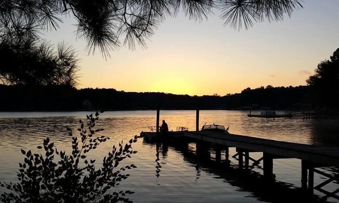Mayhew House | Cozy Cottage: 180’ Shoreline, Panoramic View of Cove & Lake; Pet Friendly, WiFi.