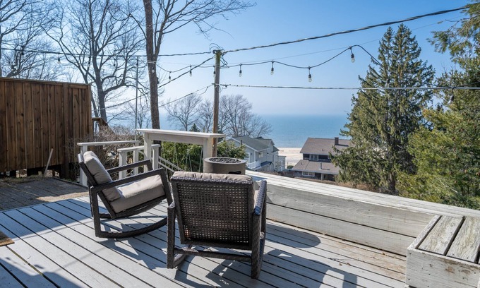 Grand Haven Cottage | Cozy Cottage across from Grand Haven Beach