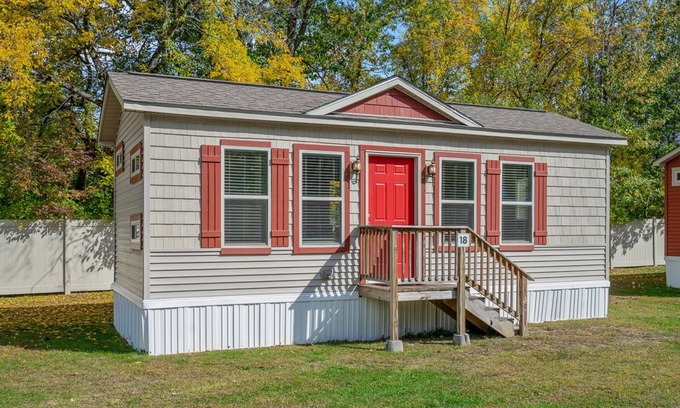 Queensbury Cottage | Cozy Cottage at Lake George Campsites!