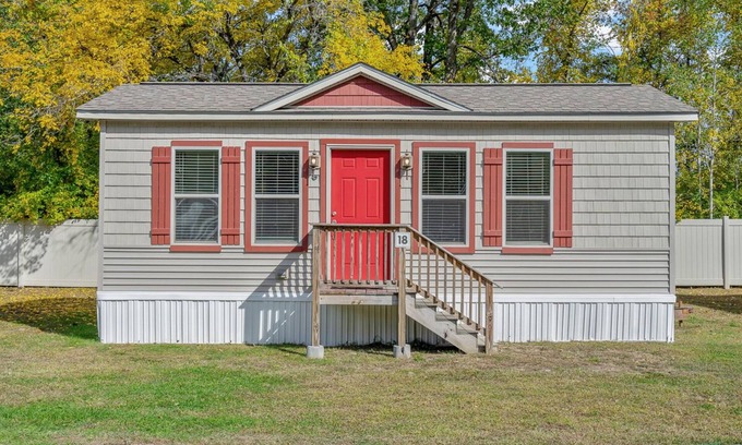Queensbury Cottage | Cozy Cottage at Lake George Campsites!