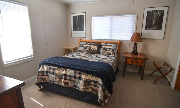 Elliston House | Cozy Cottage at The Last Chance Motel