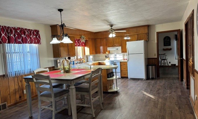 Redwood House | Cozy Cottage Close to Rocky Mount with Pool Table!
