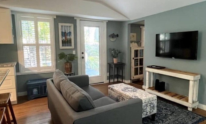 Gulfport Cottage | Cozy Cottage for Lovers