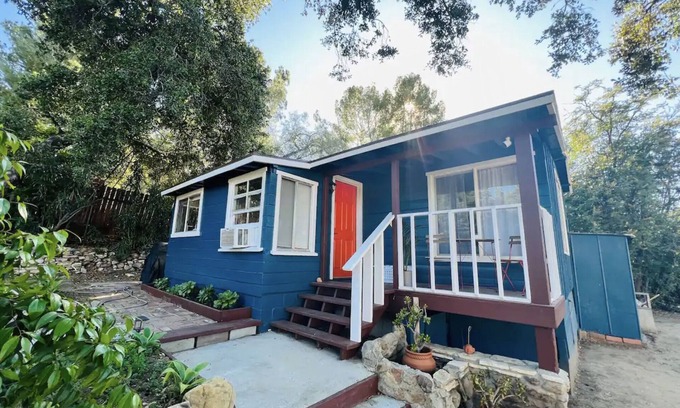 Calabasas Cottage | Cozy Cottage Getaway in the Mountains - 20 min from the beach!