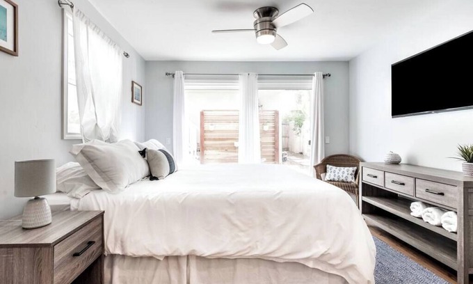 Townsite Cottage | Cozy Cottage - Great for Small Families Walk to the Beach and close to LegoLand