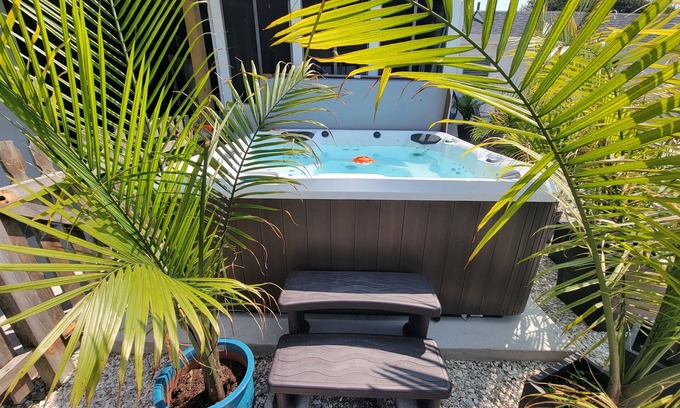 Green Creek Cottage | Cozy Cottage: Hot Tub~Gas Fireplace~Pet Friendly!