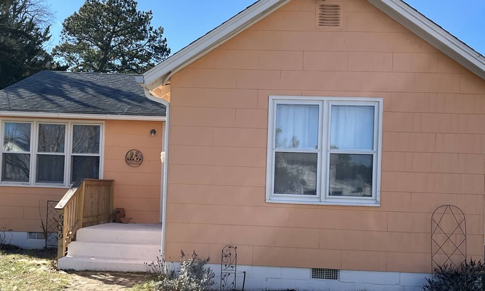 Deep Hole Cottage | Cozy cottage in a quiet neighborhood close to town, shops, and beach.