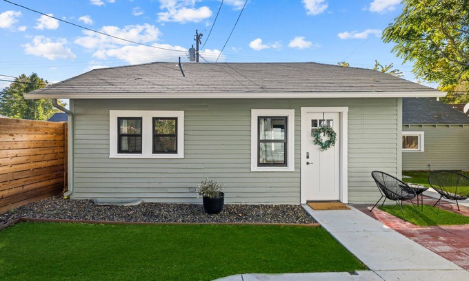 North End Cottage | Cozy cottage in North End on tree-lined street.