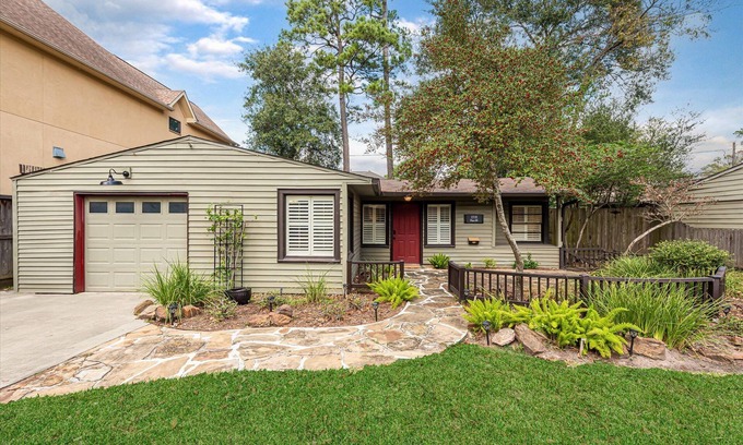 Garden Oaks House | Cozy Cottage in Oak Forest