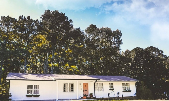 Tyrone House | Cozy cottage in quaint small town. Close to studios and Atlanta downtown.