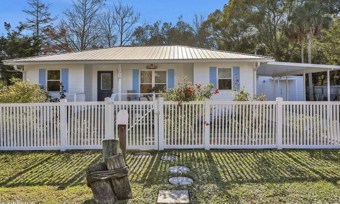 Mayport House | Cozy cottage located in the heart of the Mayport fishing village. Pool & Patio!