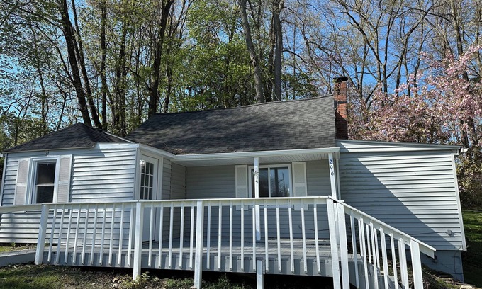 Portage Lakes House | Cozy cottage near The Portage Lakes that sits on a beautiful oversized lot.