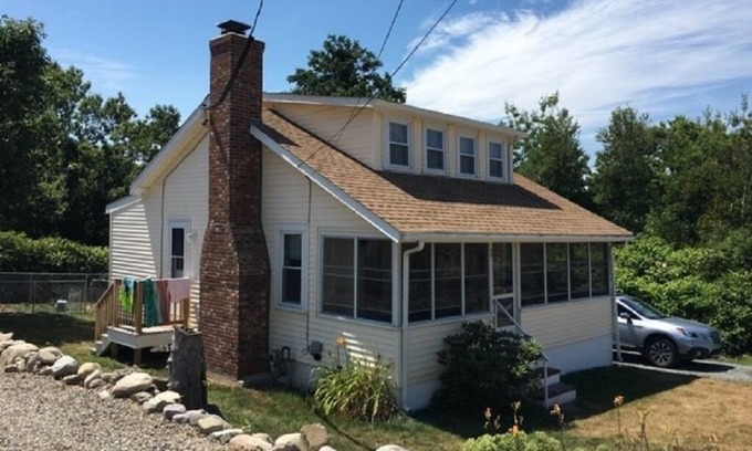 Greenbush House | Cozy Cottage near the Ocean