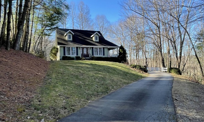 Saluda House | Cozy Cottage nestled in the forest. 2 Minutes to downtown Saluda.
