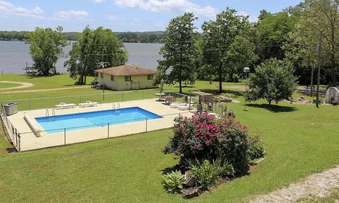 Buchanan Cottage | Cozy Cottage On Kentucky Lake w/ Shared Pool!