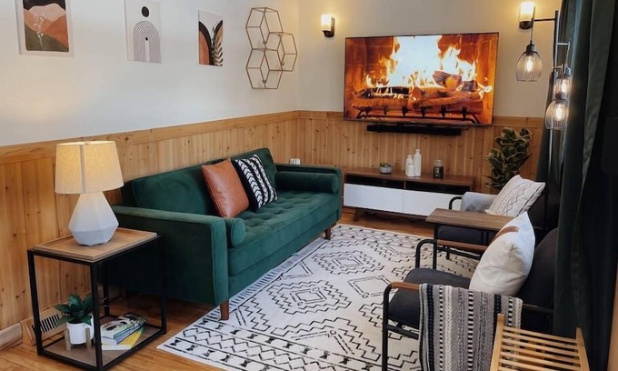 Ironwood House | Cozy Cottage on Midland - Close to Trails!