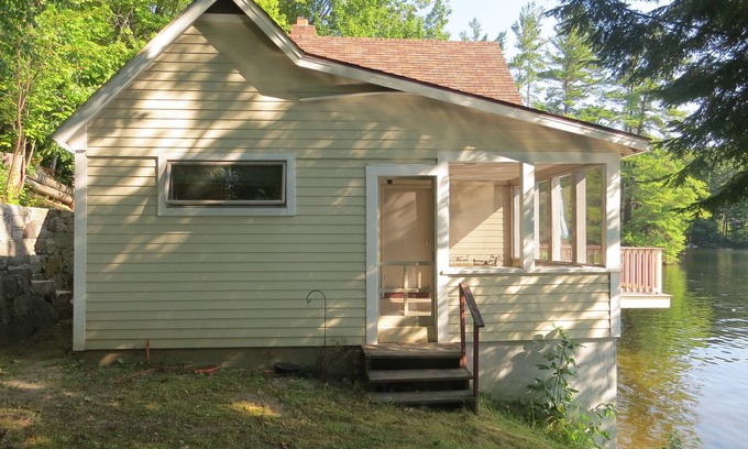 Weare Cottage | Cozy Cottage on Quiet Lake